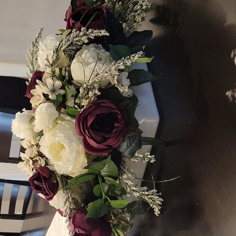 Floral arrangement table centerpiece with roses